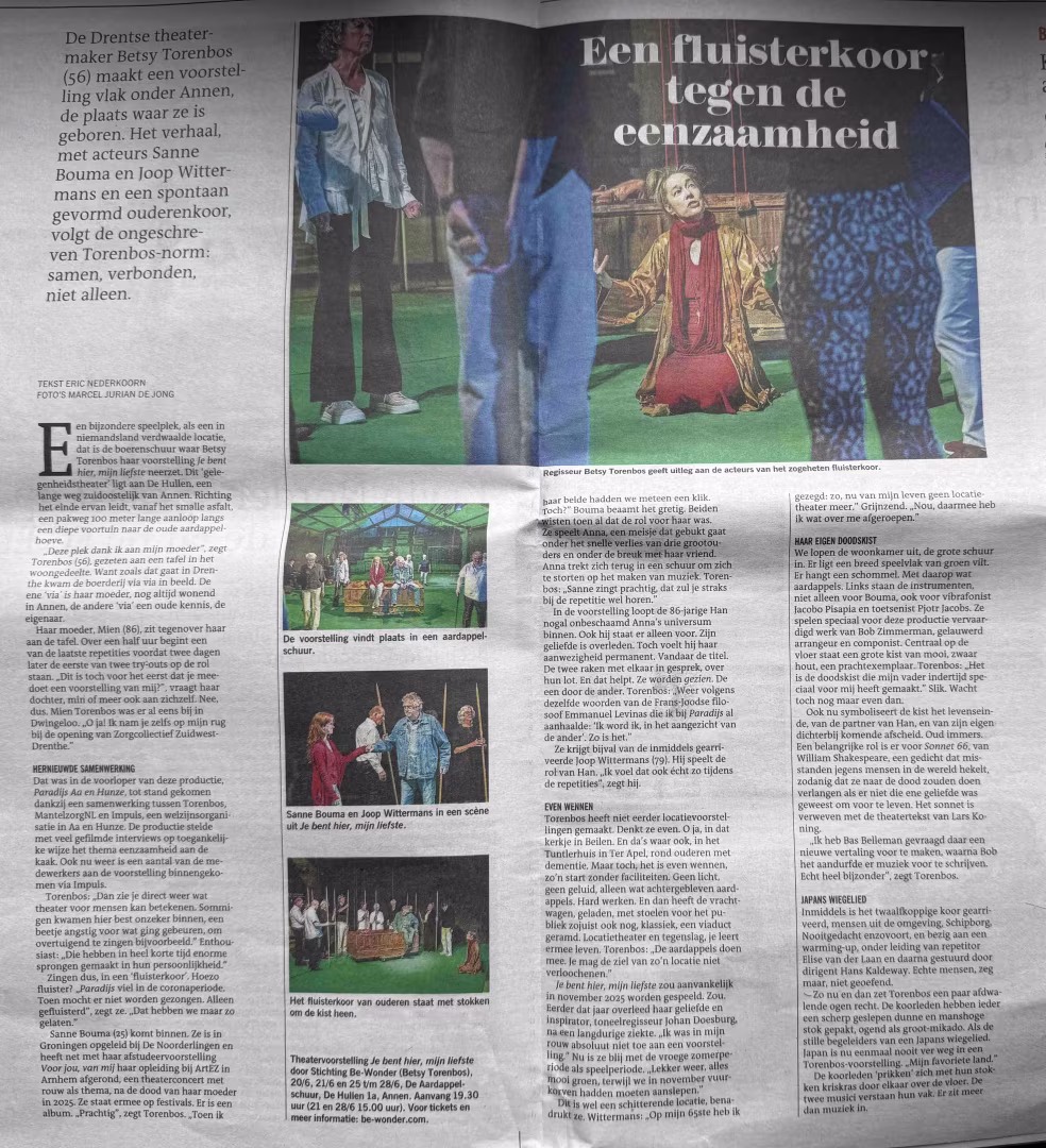 Krantenpagina met artikel 'Een fluisterkoor, tegen de eenzaamheid' over seniorenkoor en optredens voor ouderen en 'De Drentse theatermaker' over familiegeschiedenis en ontheemding