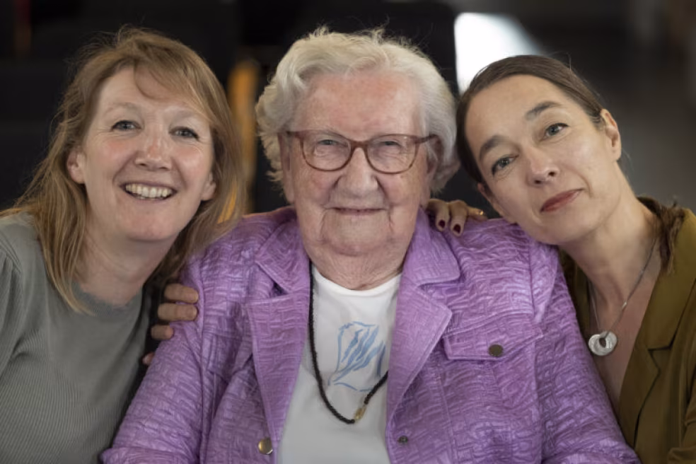 Drie generaties tonen familieband liefde en verbondenheid warme sfeer