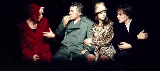 Scène uit theater met vier acteurs die in gesprek zijn, dramatische sfeer, regisseur Johan Doesburg, nationale toneel