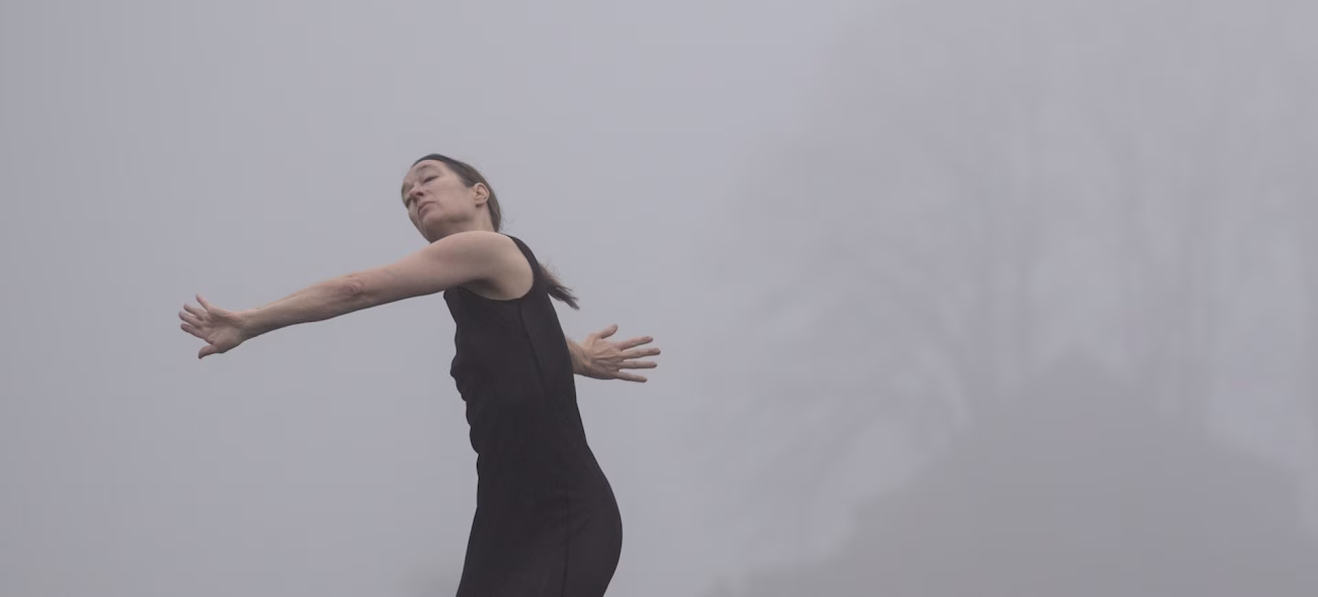 Expressieve **dansbeweging** in mistige sfeer bij '**Je bent hier, mijn liefste**' van **Stichting Be-wonder**