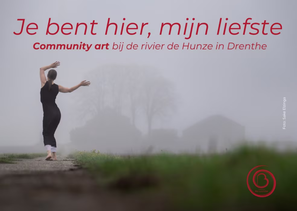 Je bent hier mijn liefste community art bij rivier de Hunze Drenthe dansende figuur in mistige natuur